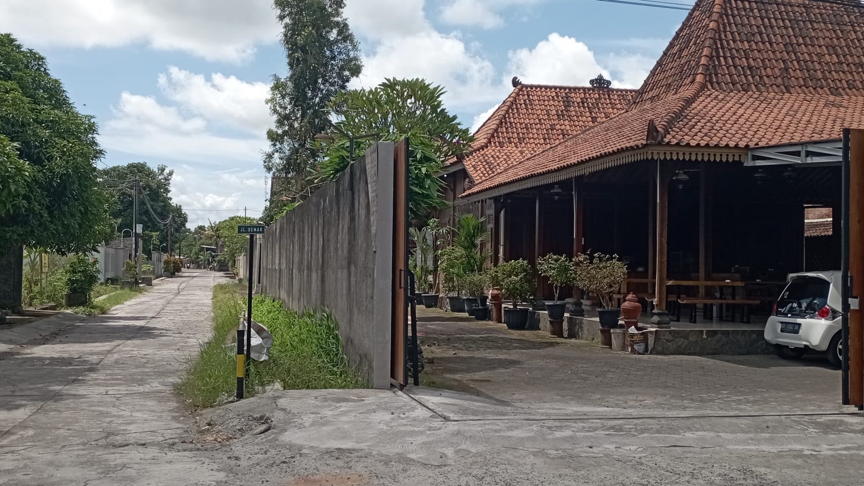 RUMAH LIMASAN 9 KAMAR SEMI FURNISH DI JL NOGOTIRTO, GAMPING, SLEMAN