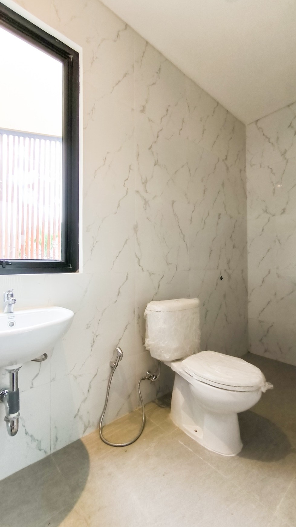 Rumah 2 lantai,lokasi oke,dalam cluster di Bintaro Jaya 9