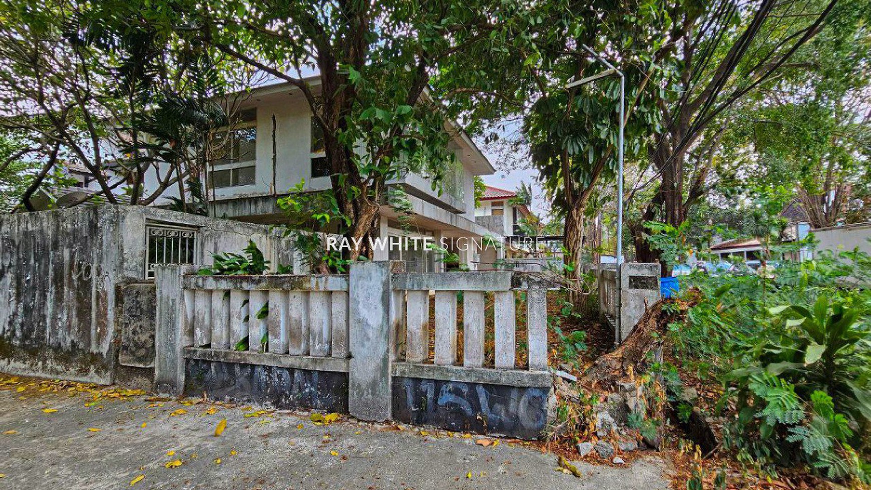 Rumah Tua di Jl Dukuh Patra II Cocok Untuk Hunian