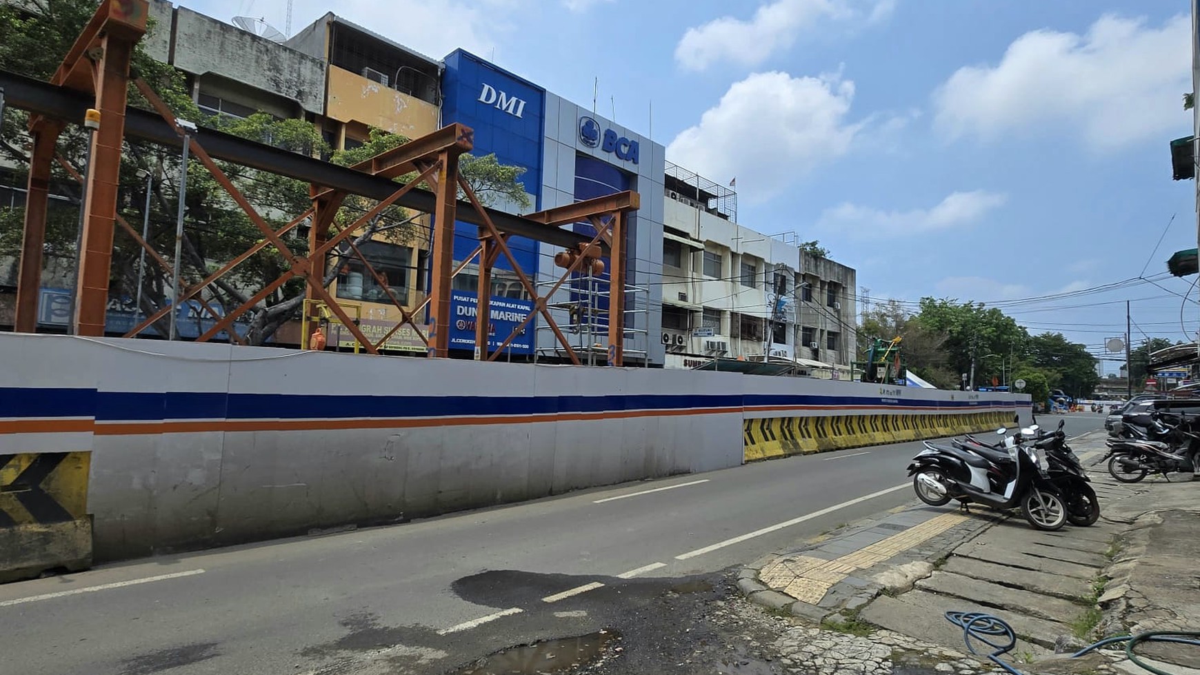 Ruko Gandeng komersil lokasi stratgis 3,5 lantai di Cengkeh raya, Pinangsia. Tamansari. jakarta Pusat