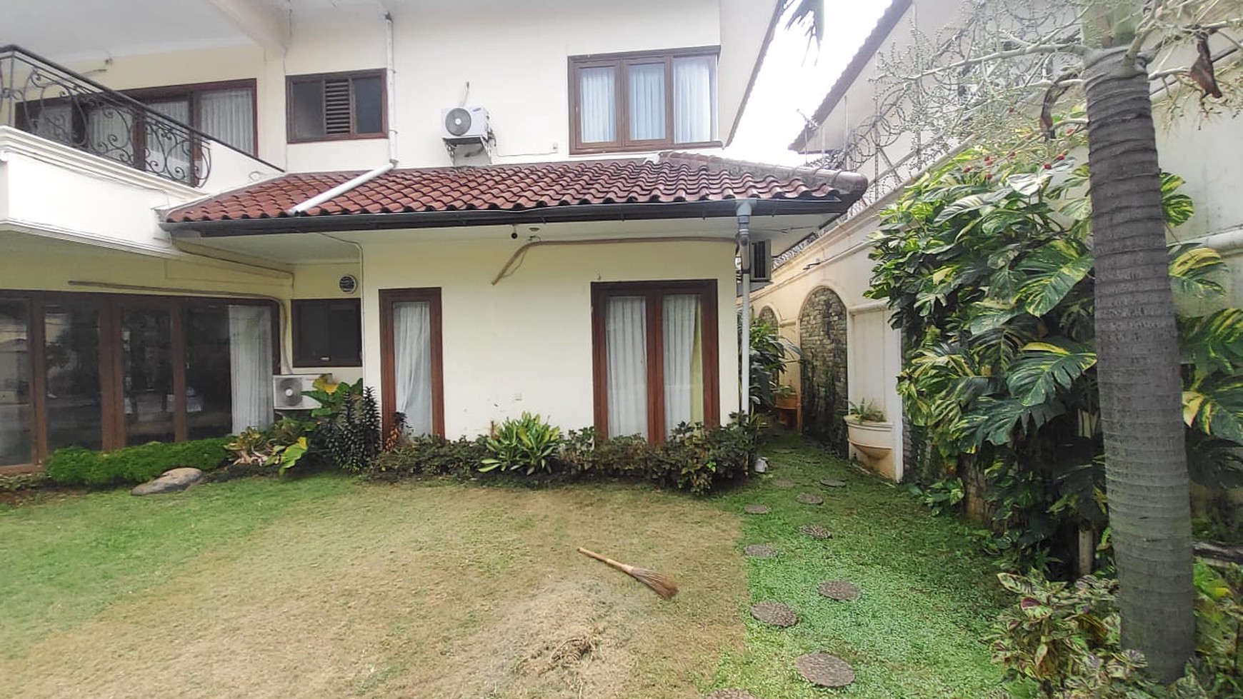 Rumah Lingkungan Nyaman dalam Townhouse di Daerah Ampera Jakarta Selatan