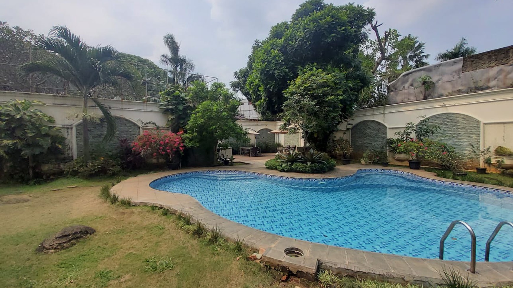 Rumah Lingkungan Nyaman dalam Townhouse di Daerah Ampera Jakarta Selatan