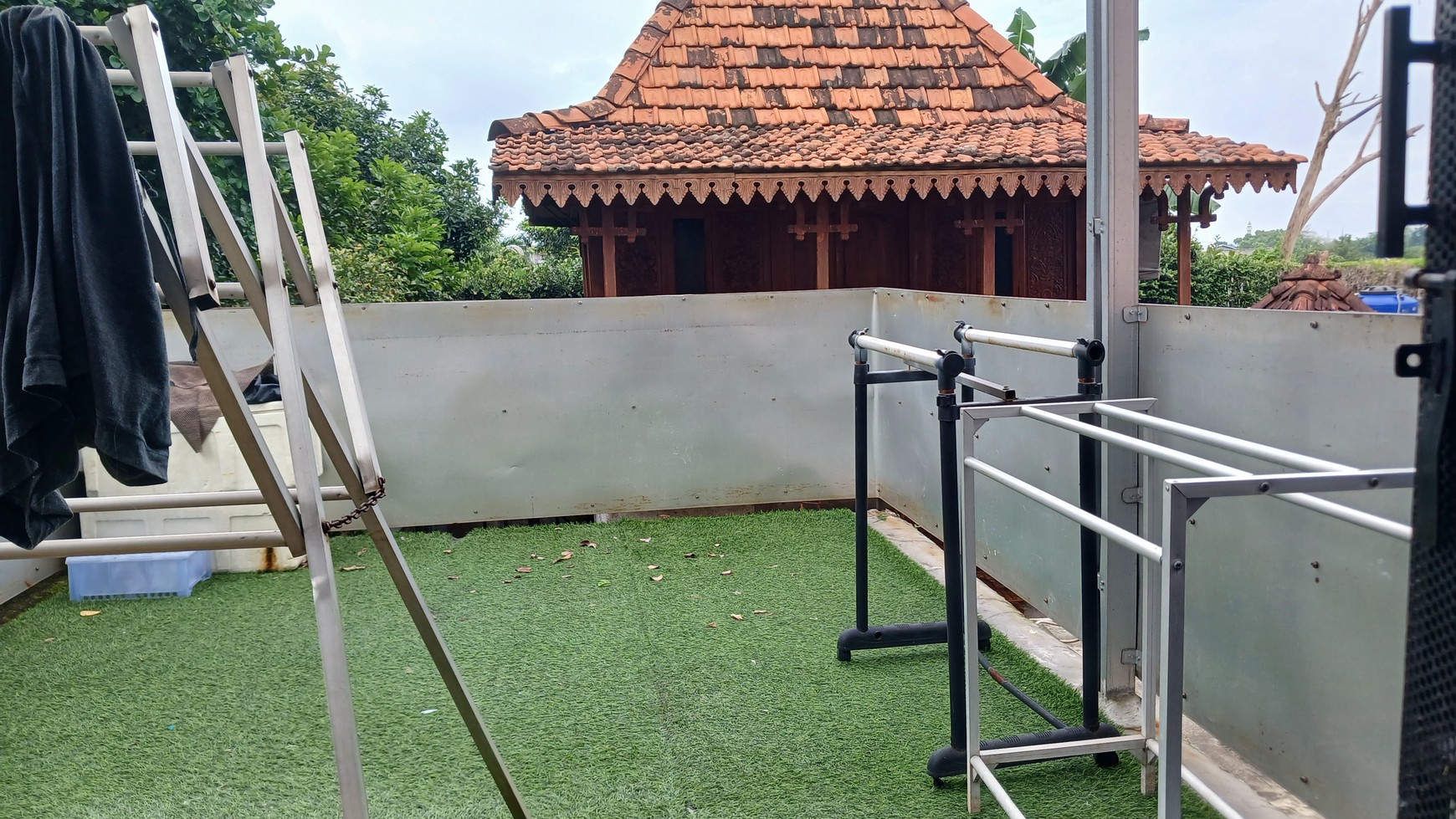 Rumah 2 lantai mezanine, bebas banjir, lokasi strategis di Rengas