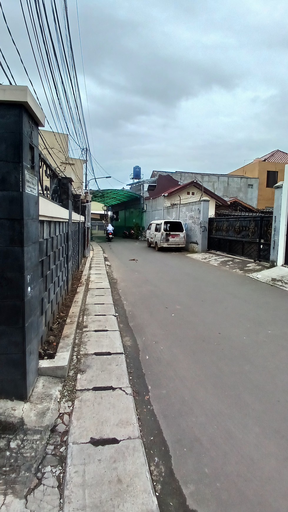 Rumah 2 lantai mezanine, bebas banjir, lokasi strategis di Rengas