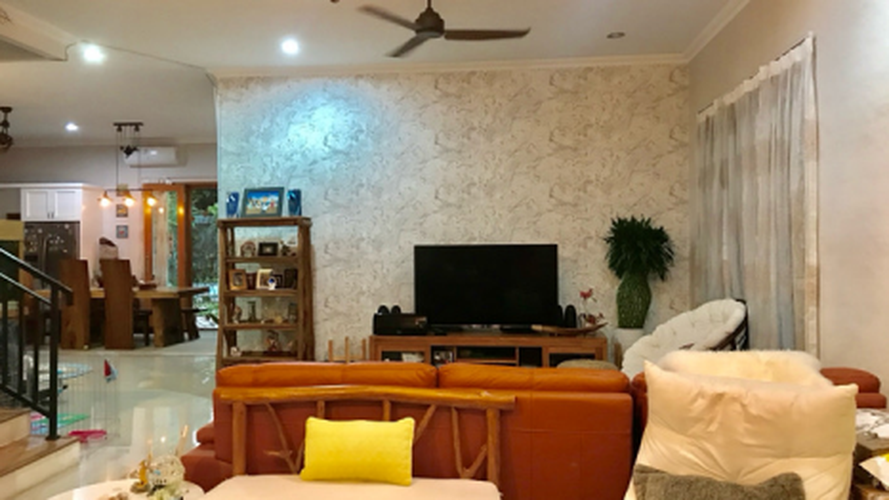 Rumah Tropical Homey Semi Furnished 5 Menit ke MRT Lebak Bulus