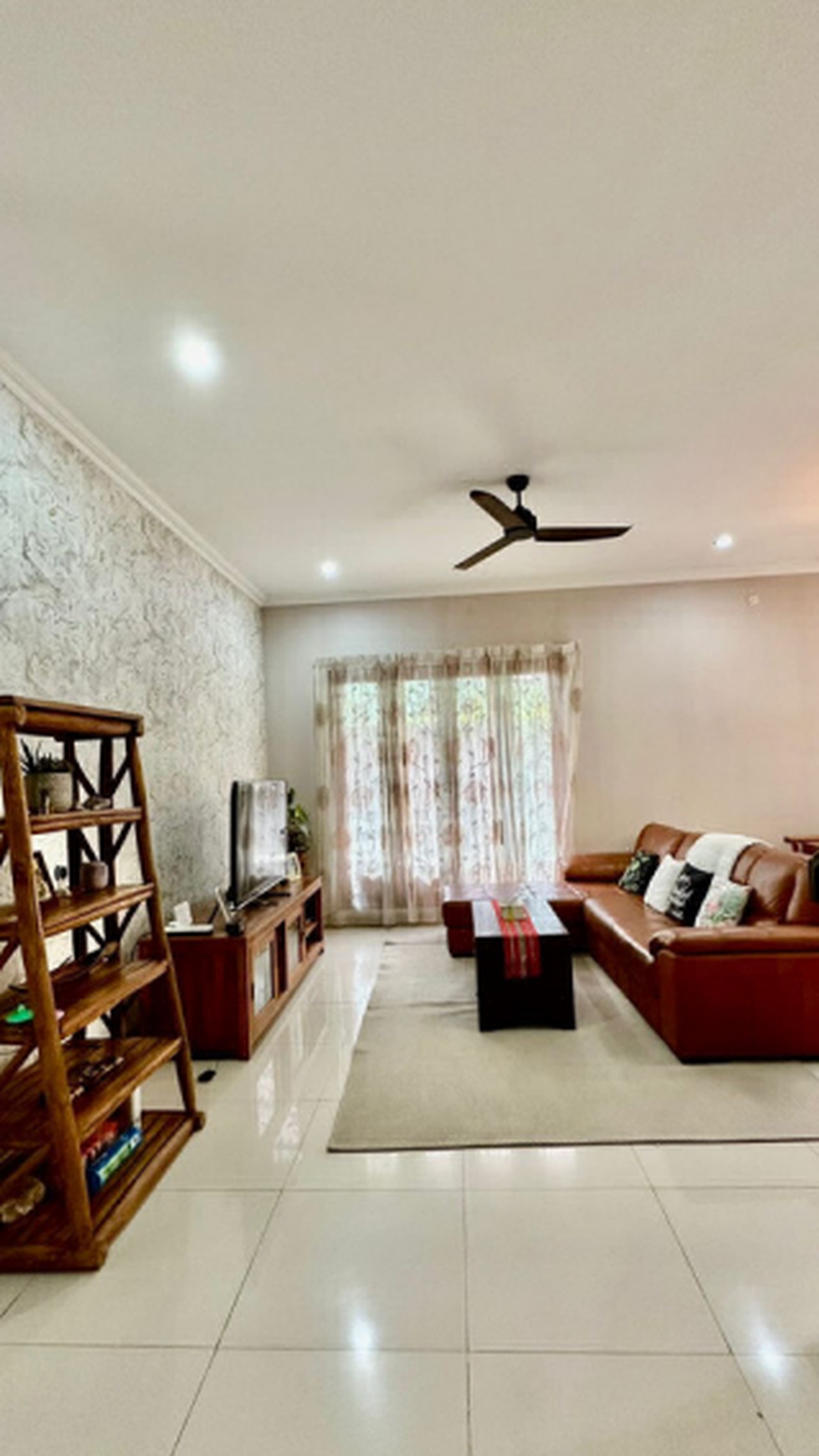 Rumah Tropical Homey Semi Furnished 5 Menit ke MRT Lebak Bulus