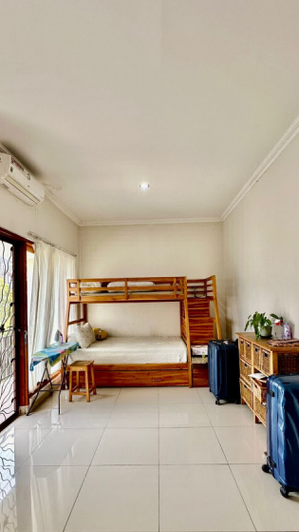 Rumah Tropical Homey Semi Furnished 5 Menit ke MRT Lebak Bulus