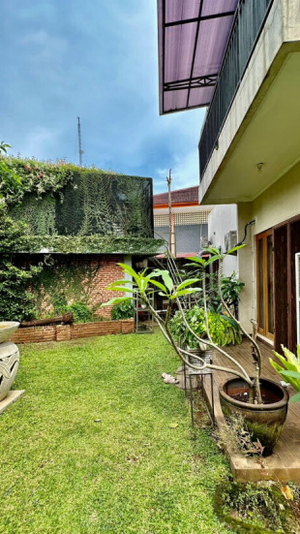 Rumah Tropical Homey Semi Furnished 5 Menit ke MRT Lebak Bulus