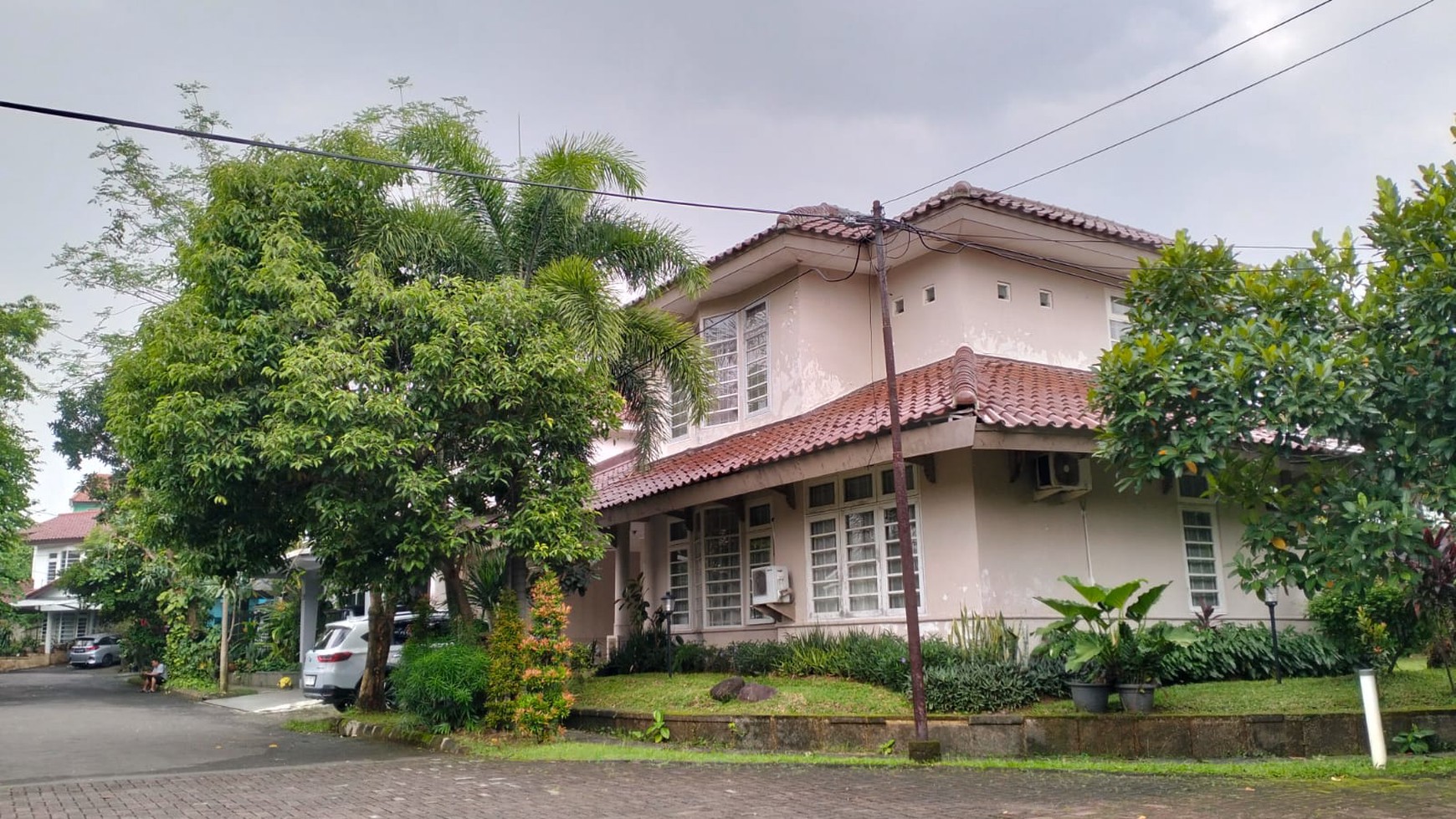 Rumah 2 lantai, halaman luas, Asri dalam Cluster di Bintaro Sektor 8