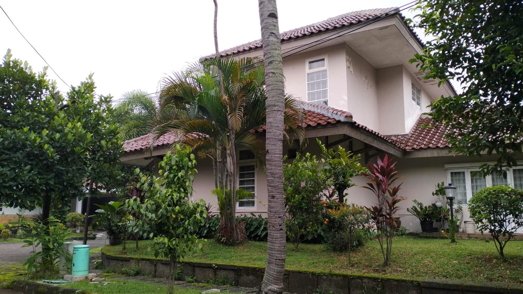 Rumah 2 lantai, halaman luas, Asri dalam Cluster di Bintaro Sektor 8