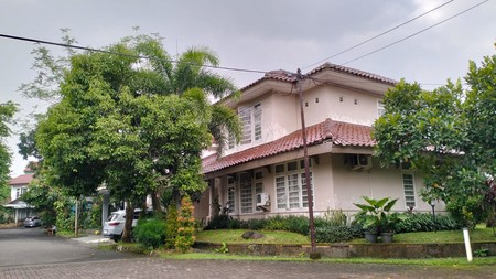 Rumah 2 lantai, halaman luas, Asri dalam Cluster di Bintaro Sektor 9.