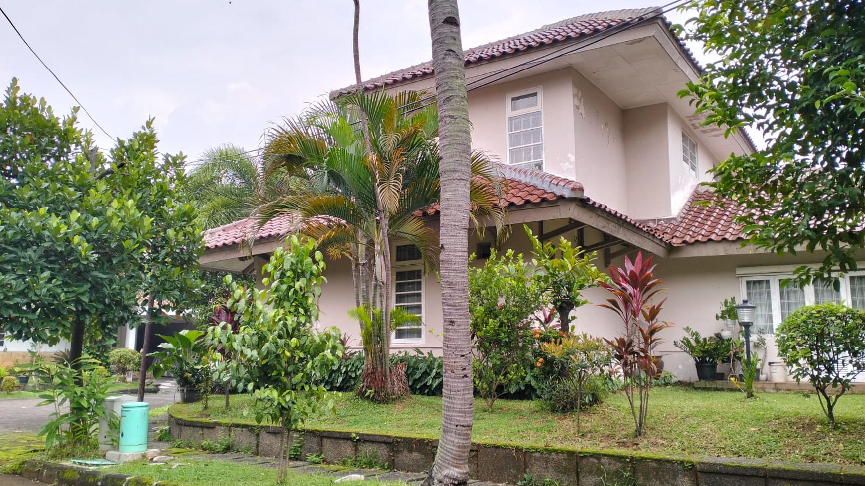 Rumah 2 lantai, halaman luas, Asri dalam Cluster di Bintaro Sektor 9.