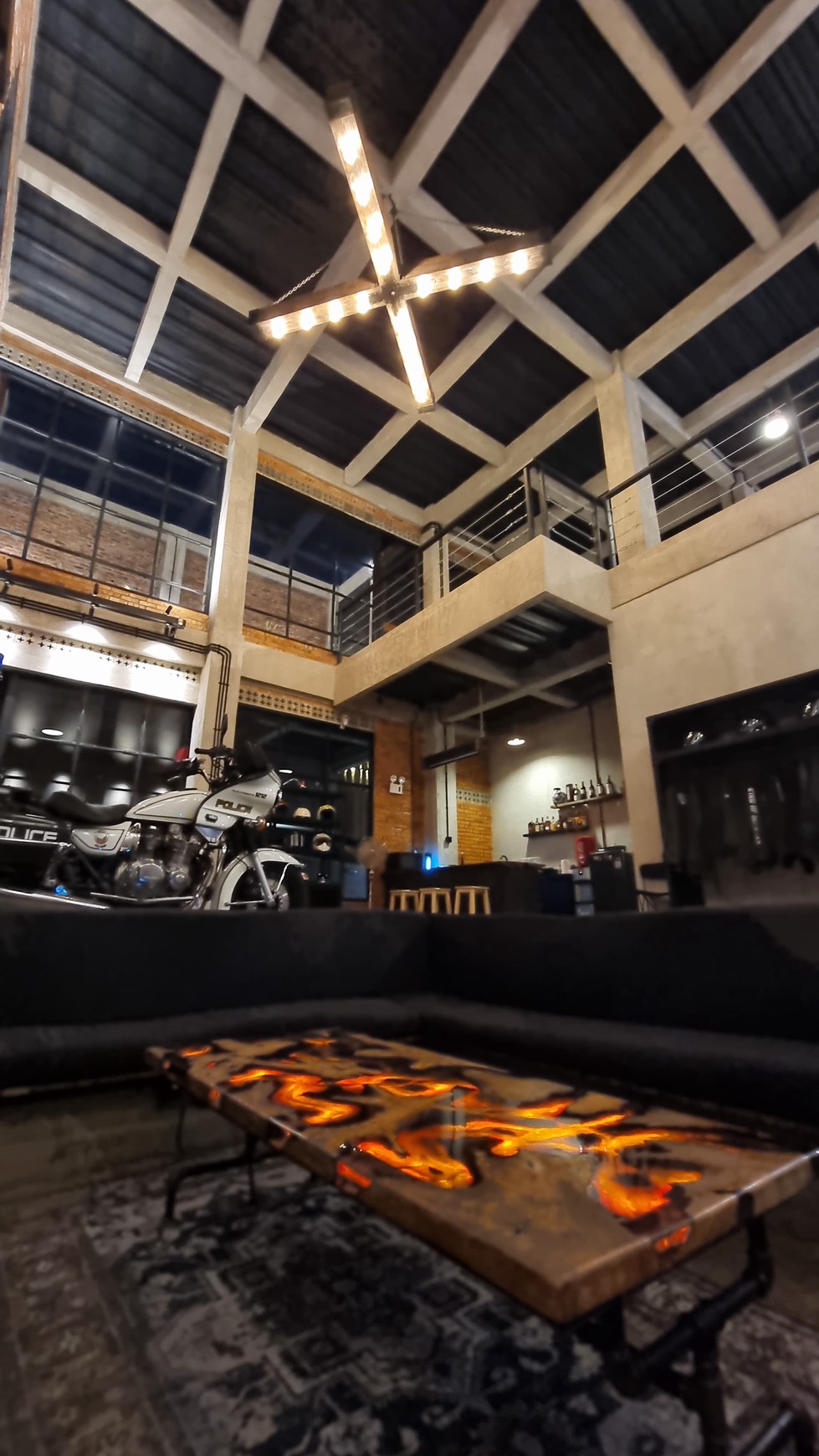 Dijual Rumah dengan konsep Industrial, bangunan baru di kawasan elite setia budi jakarta selatan.