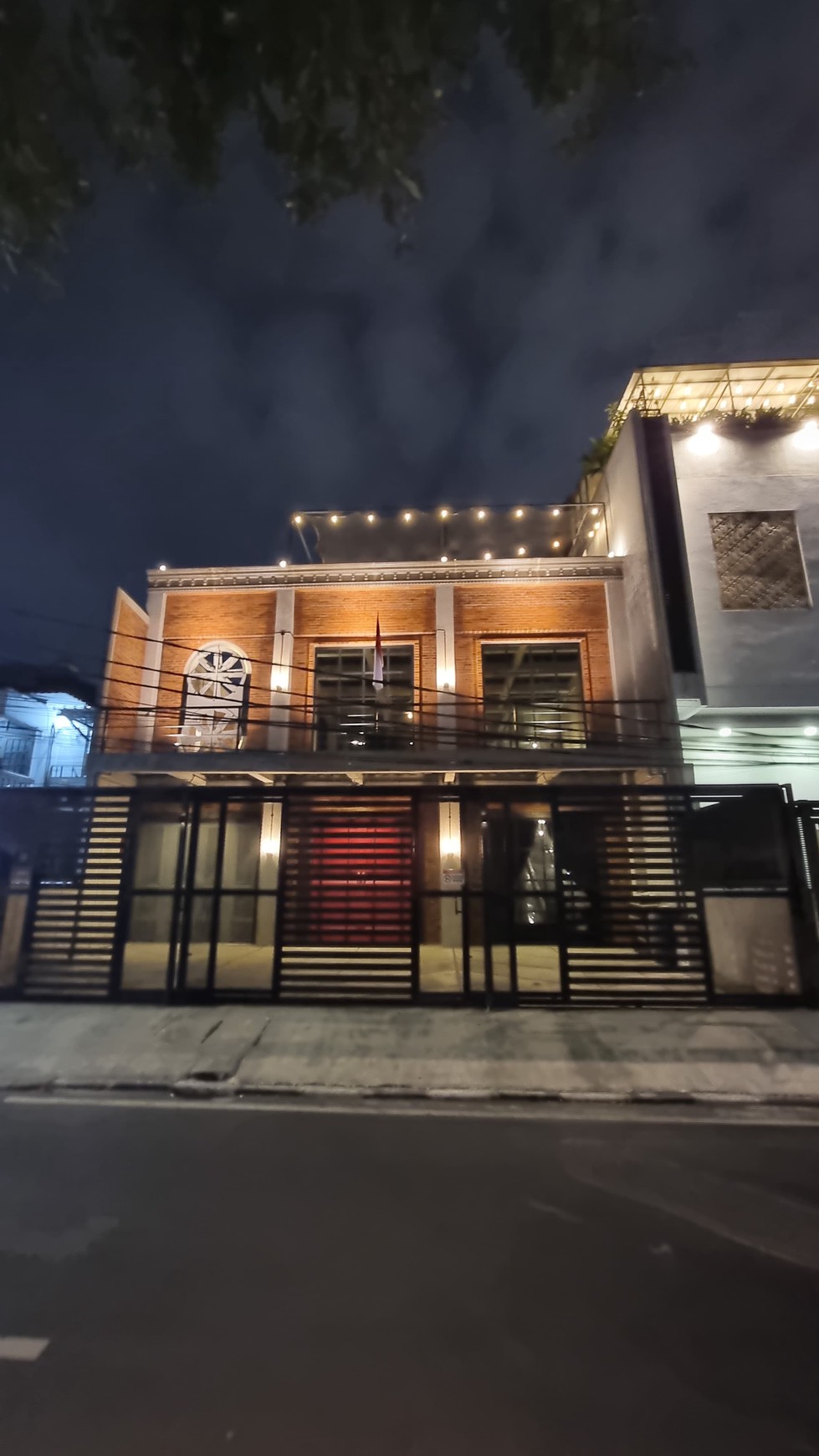 Dijual Rumah dengan konsep Industrial, bangunan baru di kawasan elite setia budi jakarta selatan.