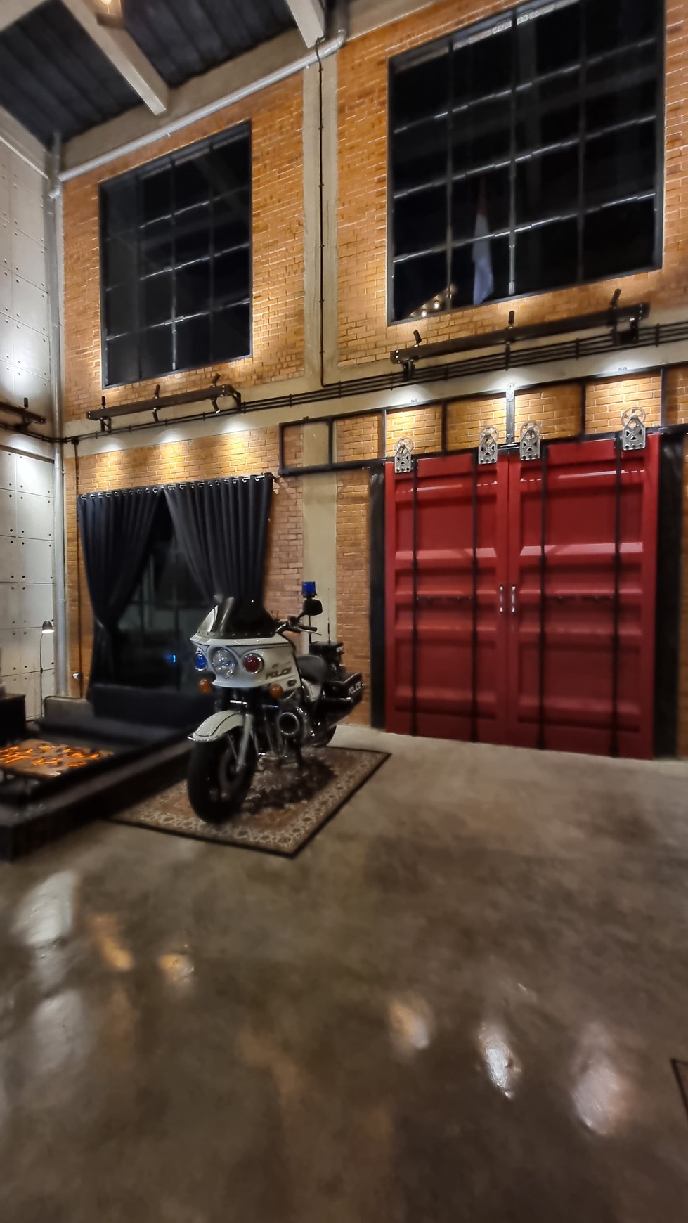 Dijual Rumah dengan konsep Industrial, bangunan baru di kawasan elite setia budi jakarta selatan.