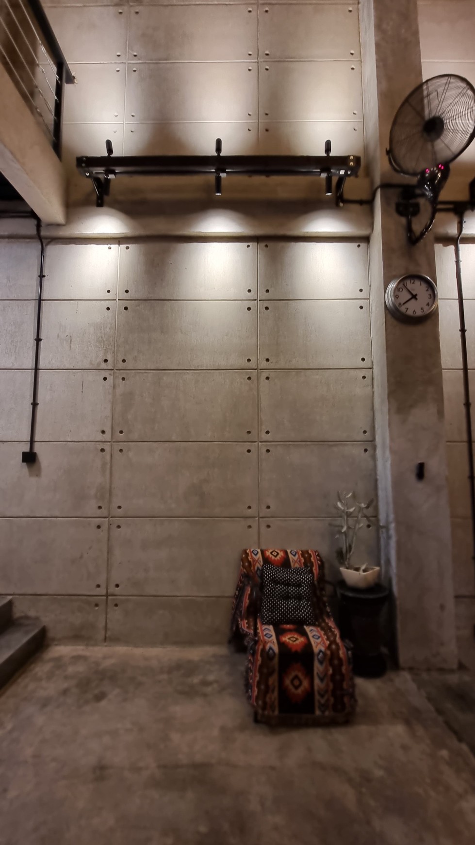 Dijual Rumah dengan konsep Industrial, bangunan baru di kawasan elite setia budi jakarta selatan.