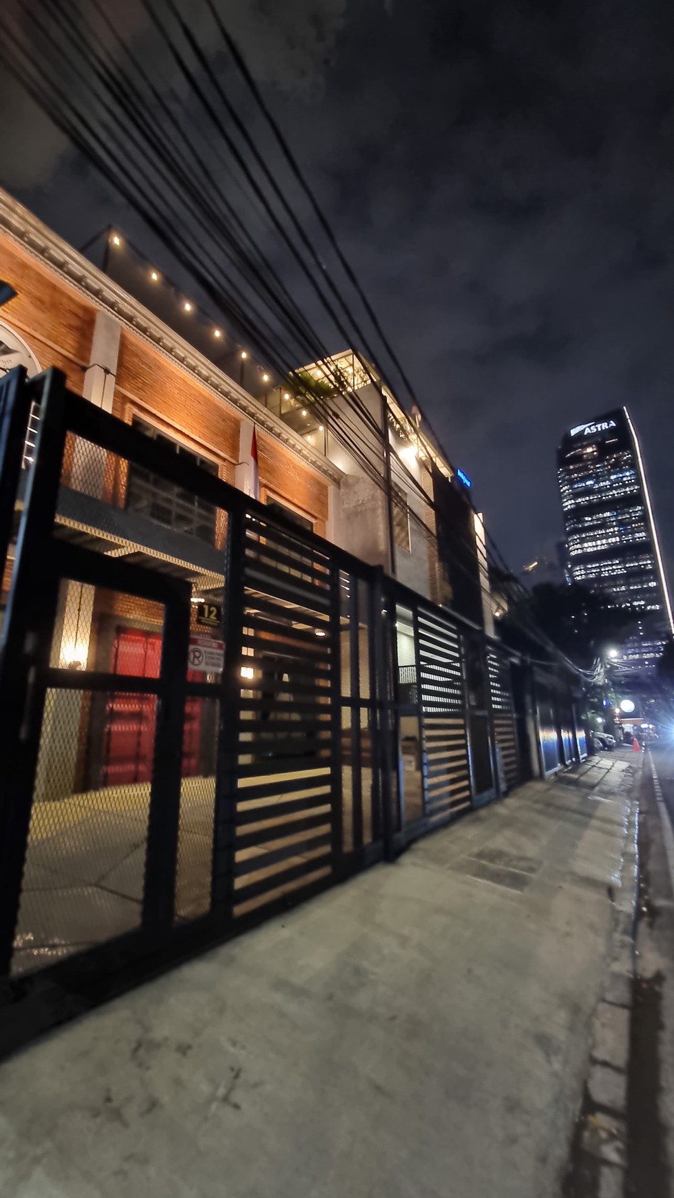 Dijual Rumah dengan konsep Industrial, bangunan baru di kawasan elite setia budi jakarta selatan.