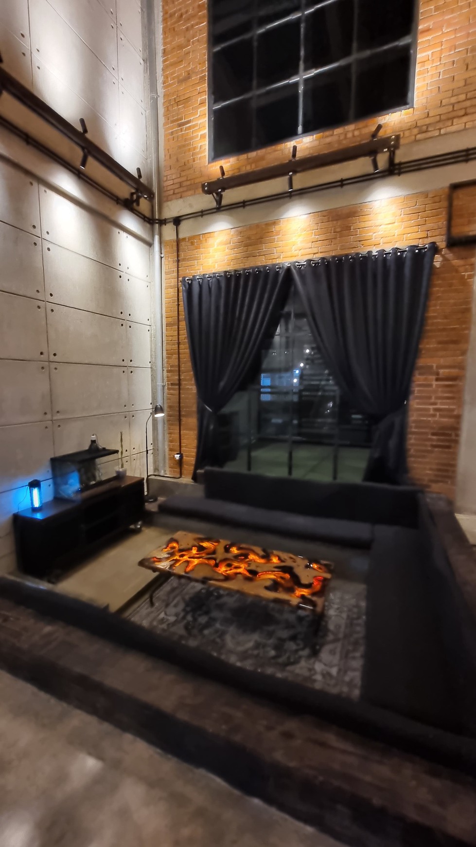 Dijual Rumah dengan konsep Industrial, bangunan baru di kawasan elite setia budi jakarta selatan.