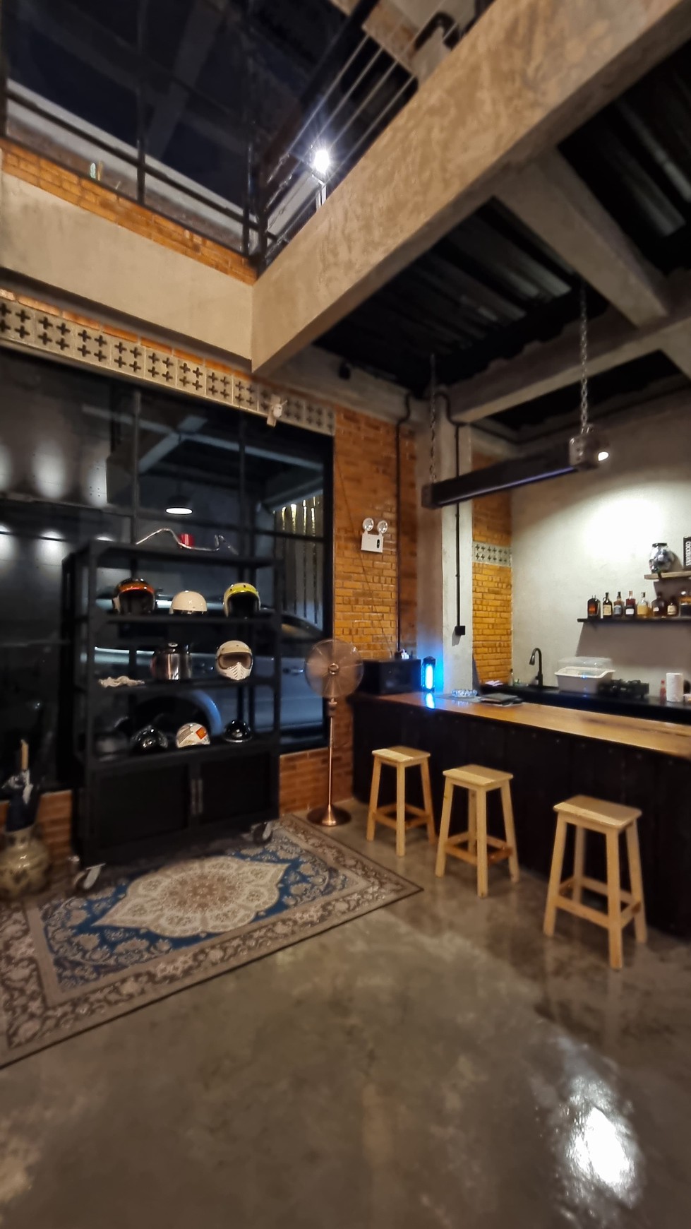 Dijual Rumah dengan konsep Industrial, bangunan baru di kawasan elite setia budi jakarta selatan.