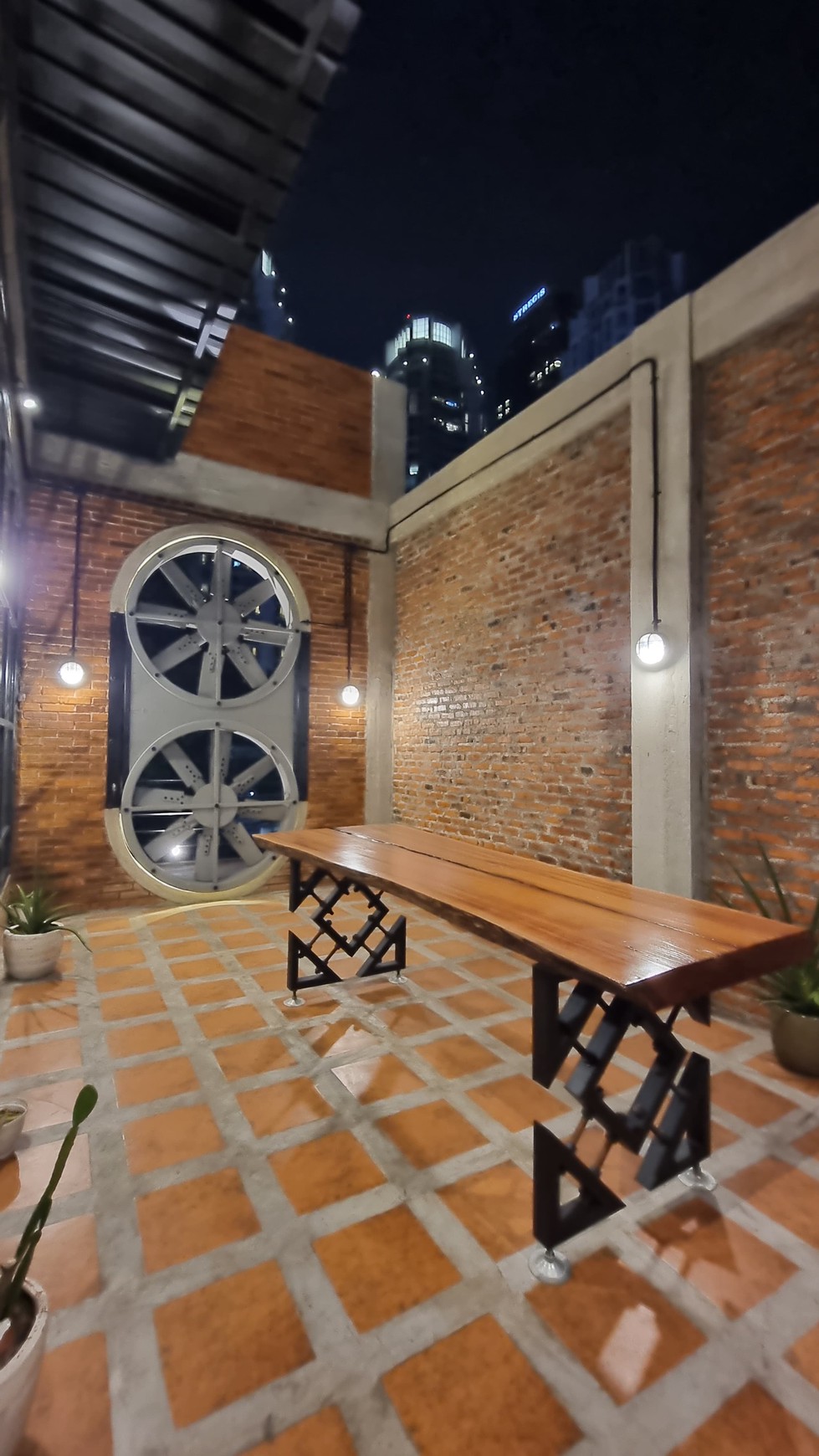 Dijual Rumah dengan konsep Industrial, bangunan baru di kawasan elite setia budi jakarta selatan.