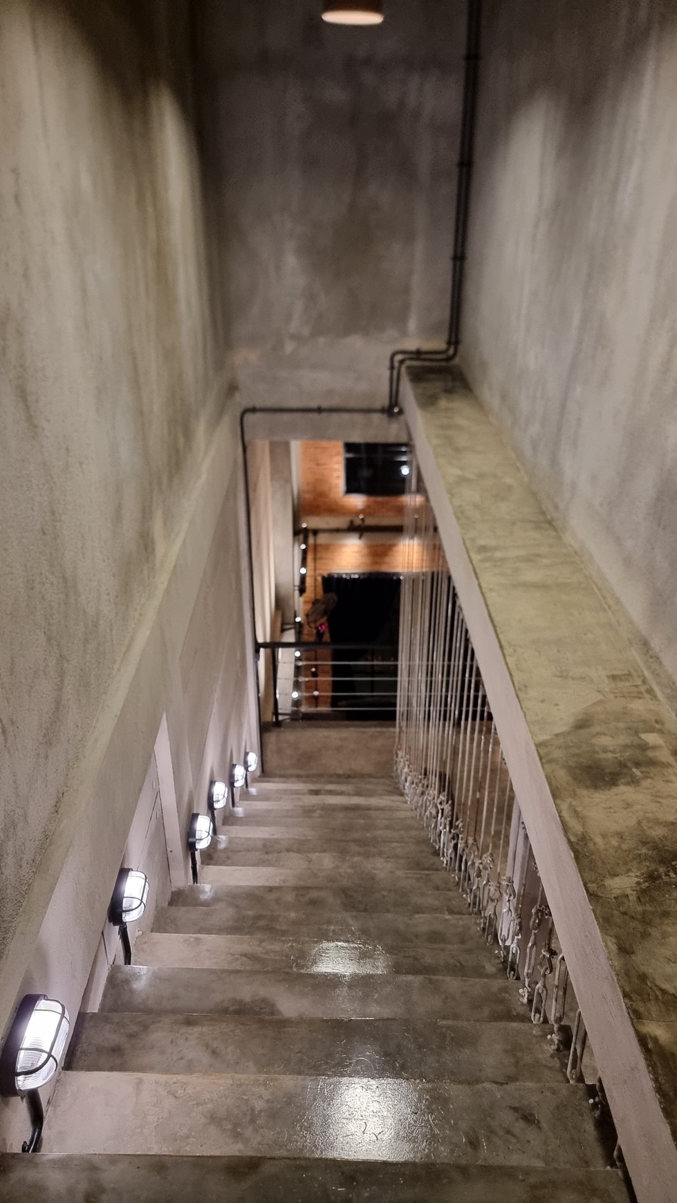 Dijual Rumah dengan konsep Industrial, bangunan baru di kawasan elite setia budi jakarta selatan.