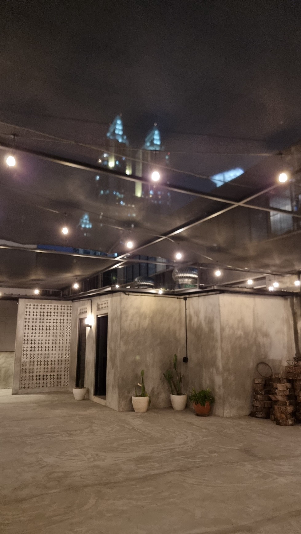 Dijual Rumah dengan konsep Industrial, bangunan baru di kawasan elite setia budi jakarta selatan.