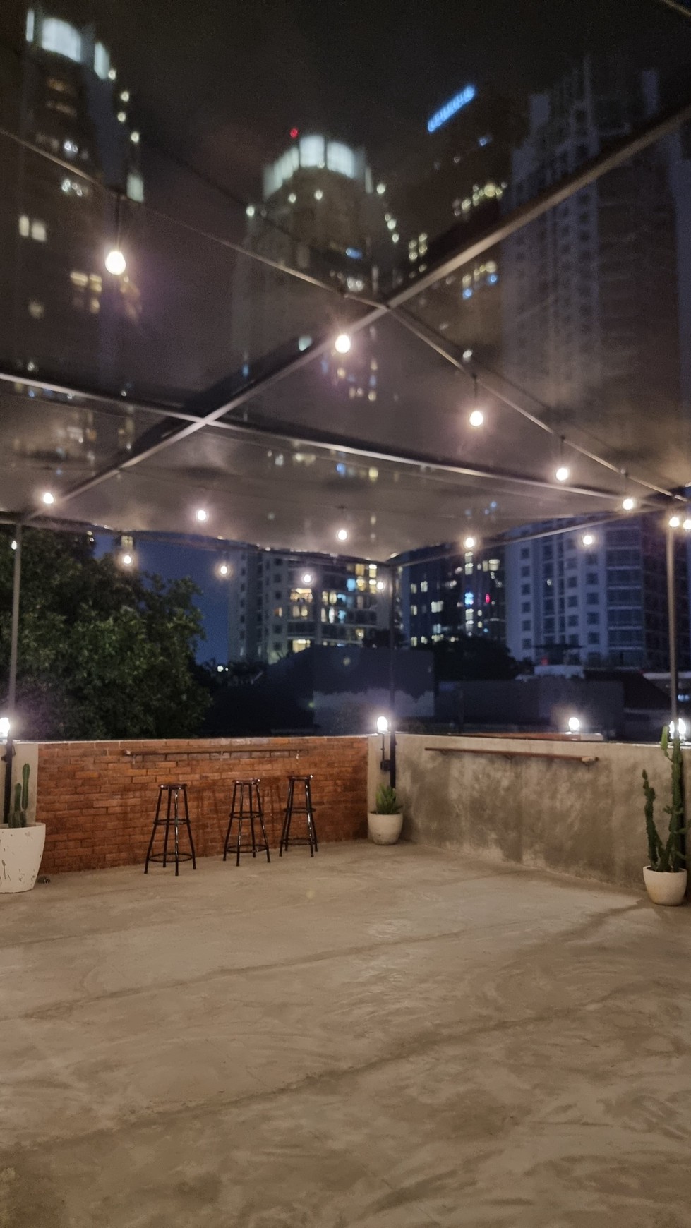 Dijual Rumah dengan konsep Industrial, bangunan baru di kawasan elite setia budi jakarta selatan.