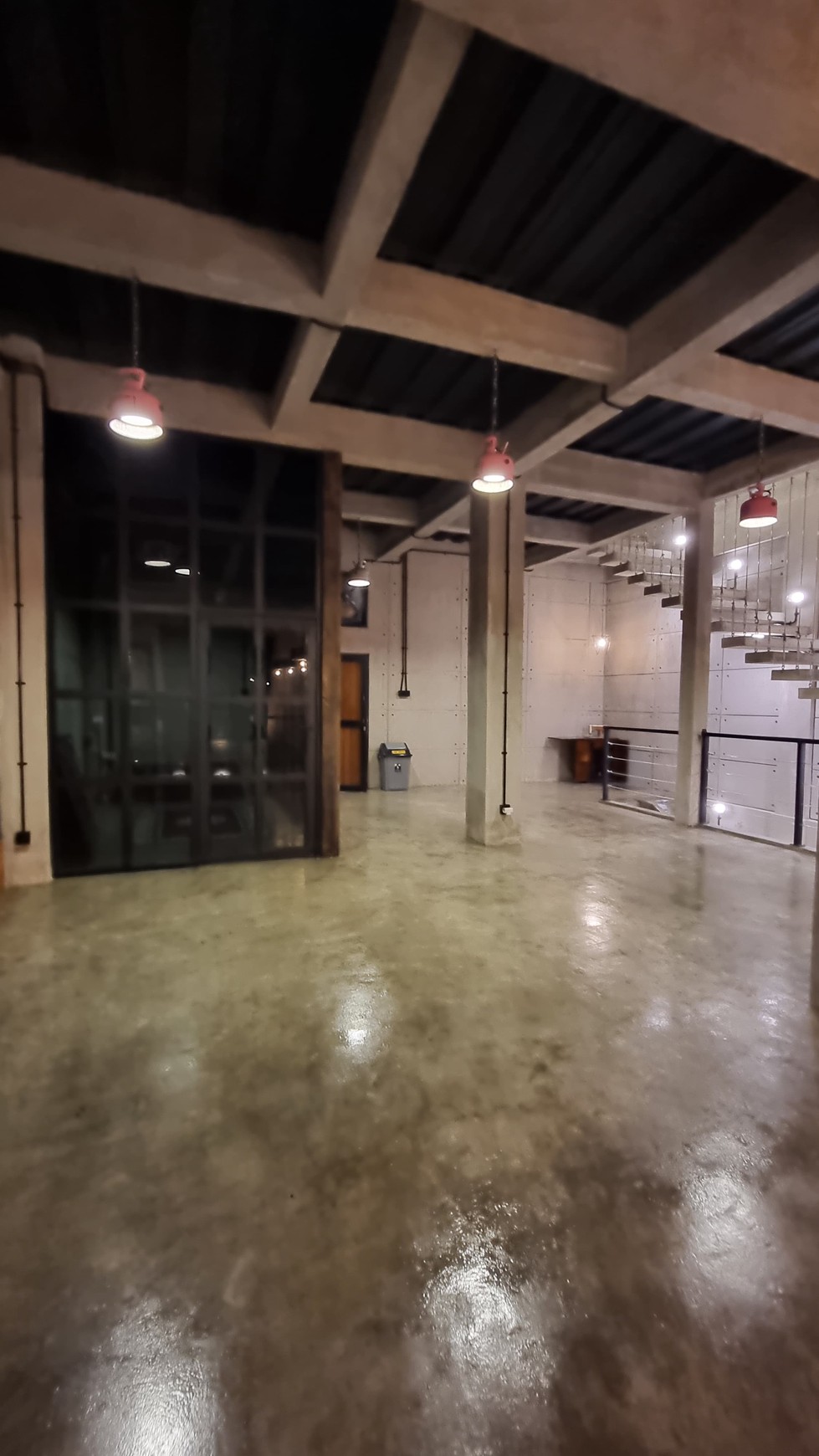 Dijual Rumah dengan konsep Industrial, bangunan baru di kawasan elite setia budi jakarta selatan.