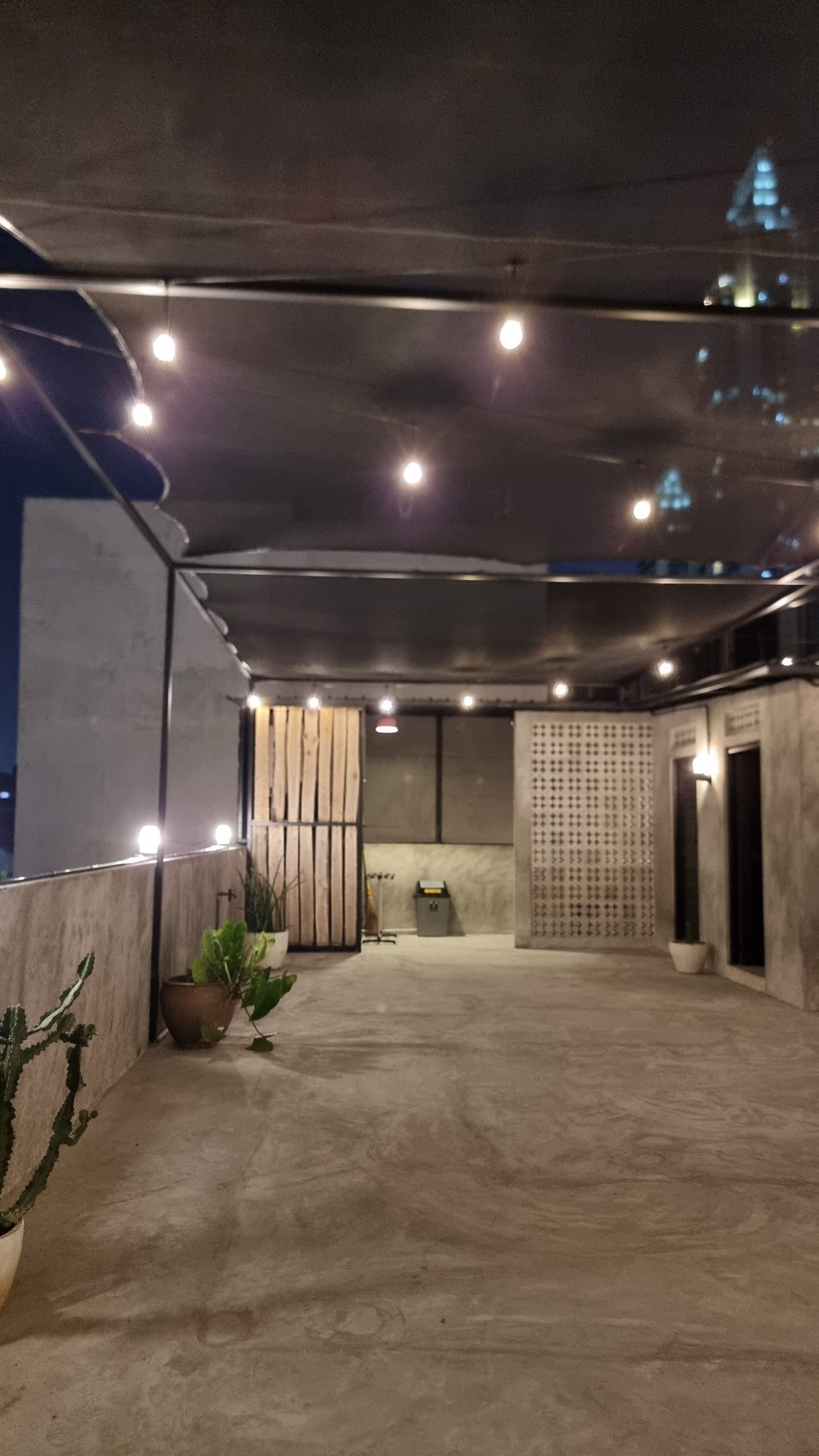Dijual Rumah dengan konsep Industrial, bangunan baru di kawasan elite setia budi jakarta selatan.