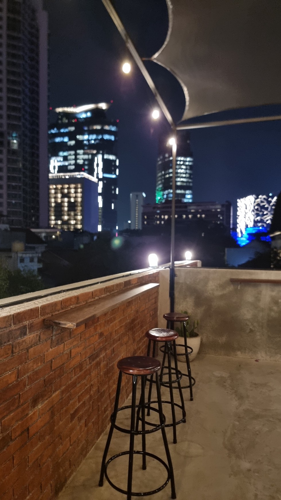 Dijual Rumah dengan konsep Industrial, bangunan baru di kawasan elite setia budi jakarta selatan.