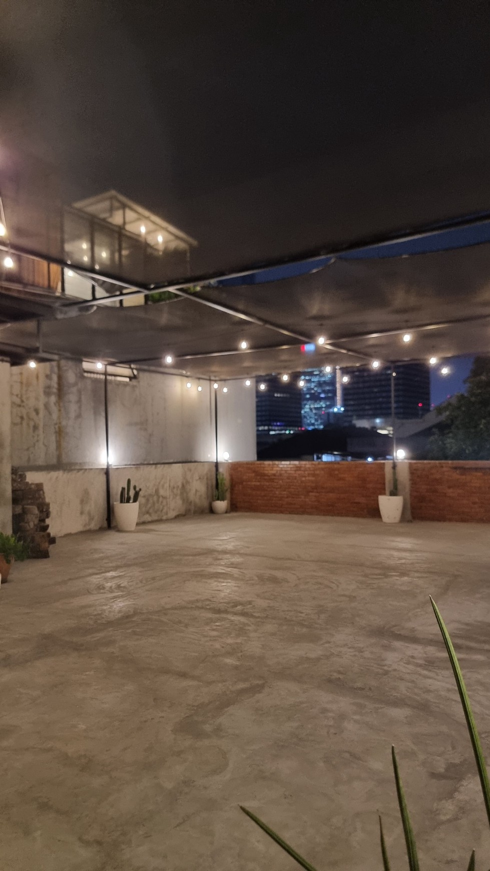 Dijual Rumah dengan konsep Industrial, bangunan baru di kawasan elite setia budi jakarta selatan.