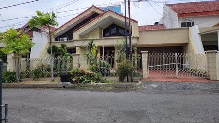 DIJUAL RUMAH CLASSIC SIAP HUNI kawasan elite di Dharmahusada indah timur dekat kampus UNAIR Surabaya Timur
