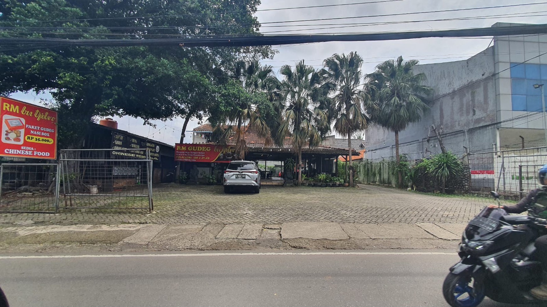 Tempat Usaha di Ragunan