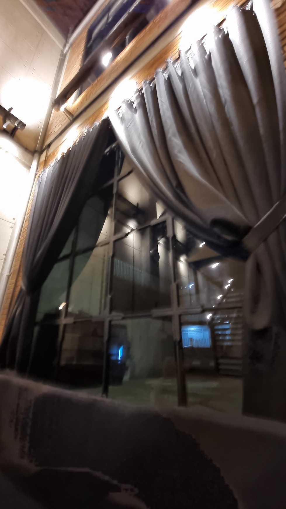 Disewakan Rumah dengan konsep Industrial, bangunan baru di kawasan elite setia budi jakarta selatan.