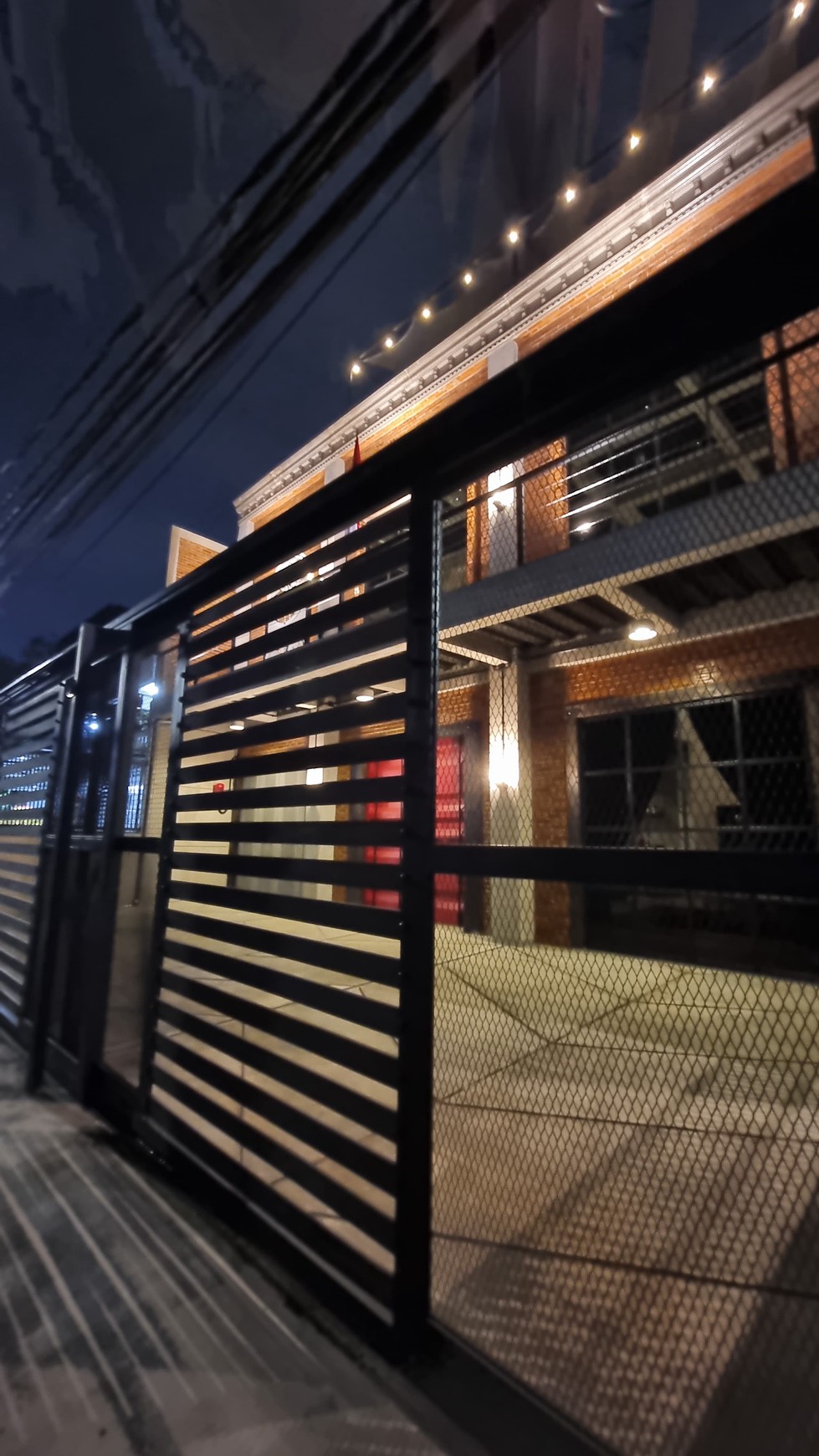 Disewakan Rumah dengan konsep Industrial, bangunan baru di kawasan elite setia budi jakarta selatan.