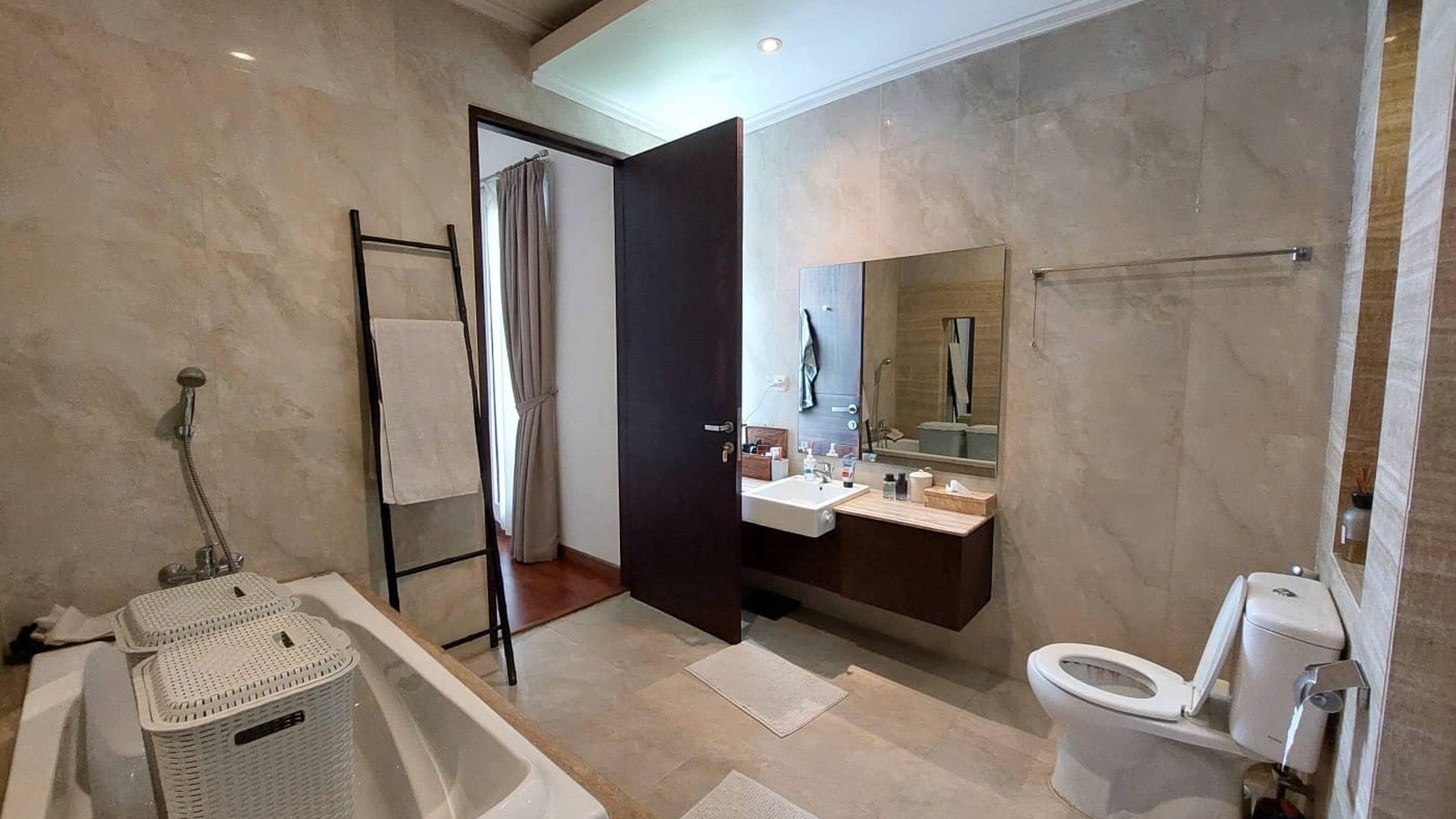 Rumah Dalam Townhouse Lingkungan Asri dan Nyaman di Ampera, Jakarta Selatan