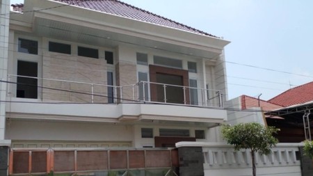 DIJUAL RUMAH SIAP HUNI MEGAH BESAR MODERN Dharmahusada Indah Barat Surabaya Timur