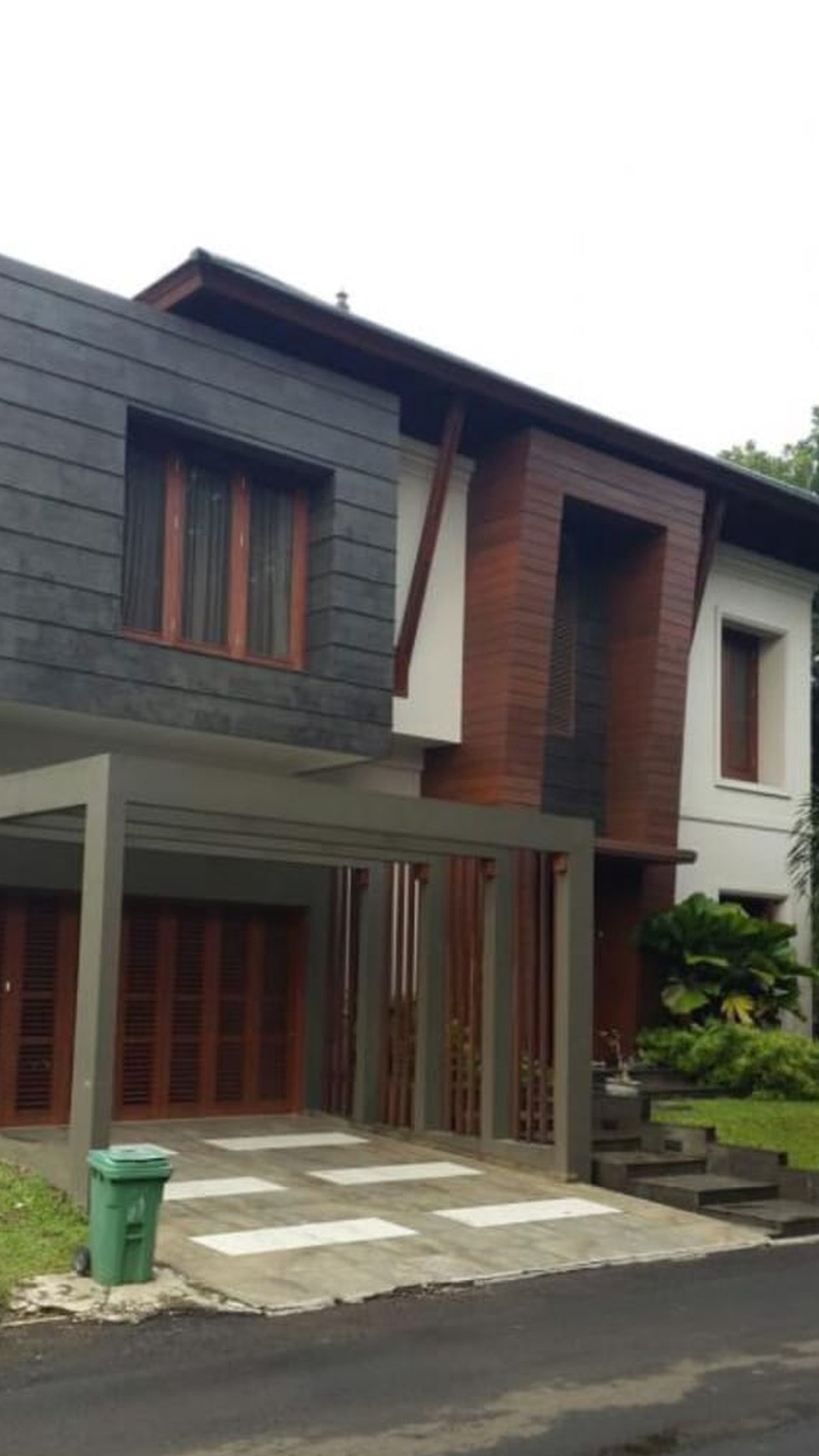 Rumah bagus, 2 lantai siap huni dalam cluster exclusive di Sektor 9