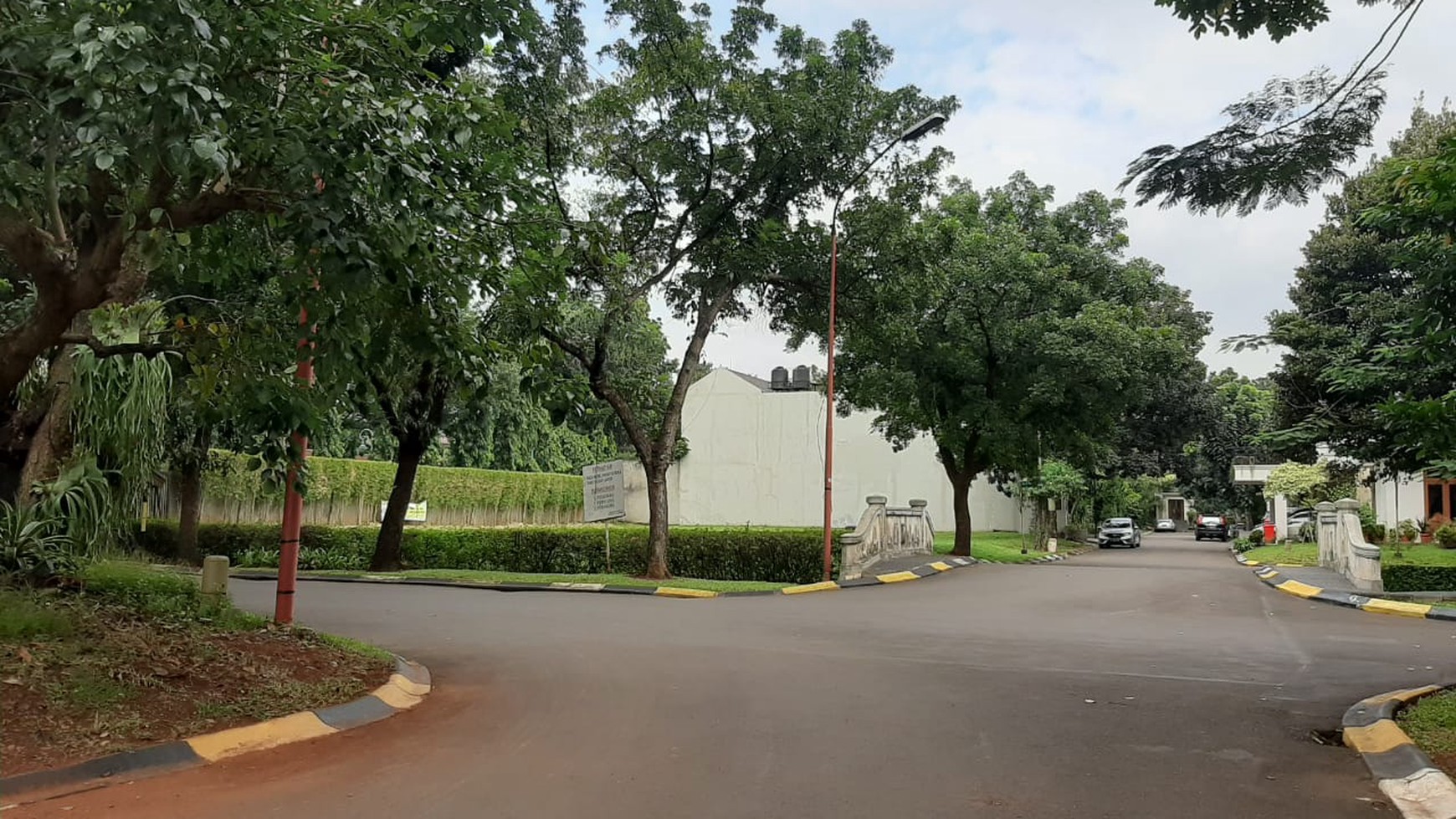 Rumah bagus, 2 lantai siap huni dalam cluster exclusive di Sektor 9
