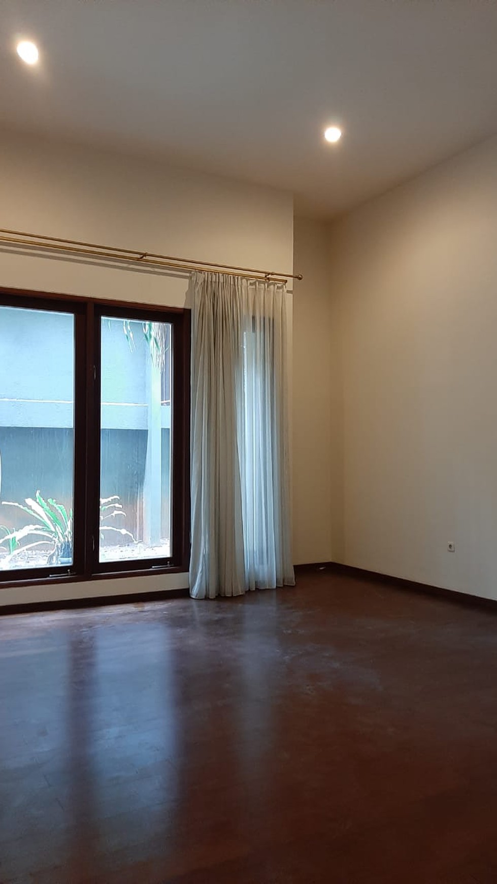 Rumah bagus, 2 lantai siap huni dalam cluster exclusive di Sektor 9