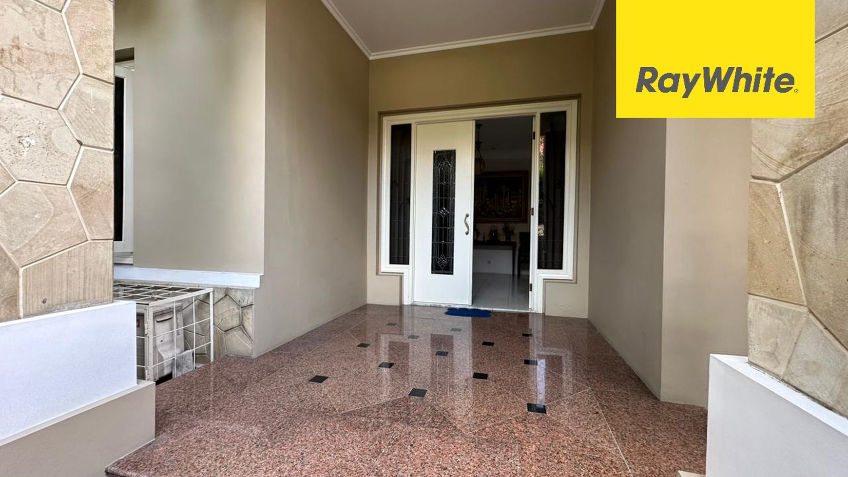 Rumah Dijual Graha Family Surabaya
