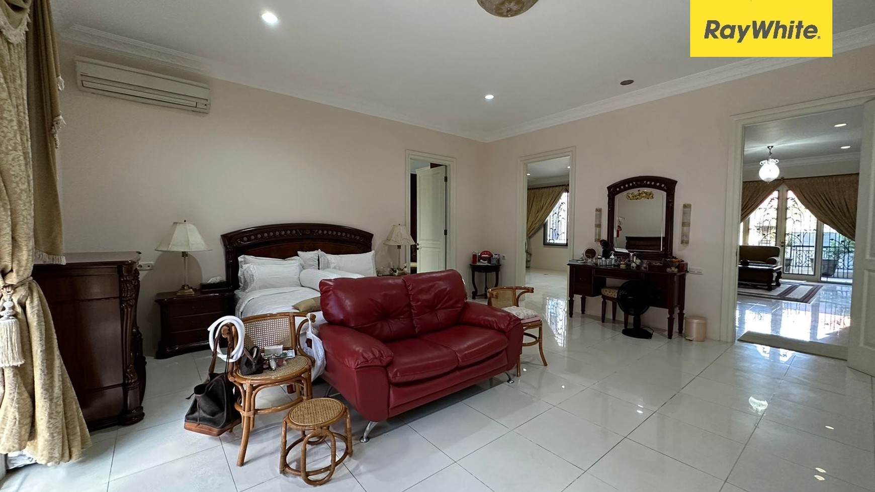 Rumah Dijual Graha Family Surabaya
