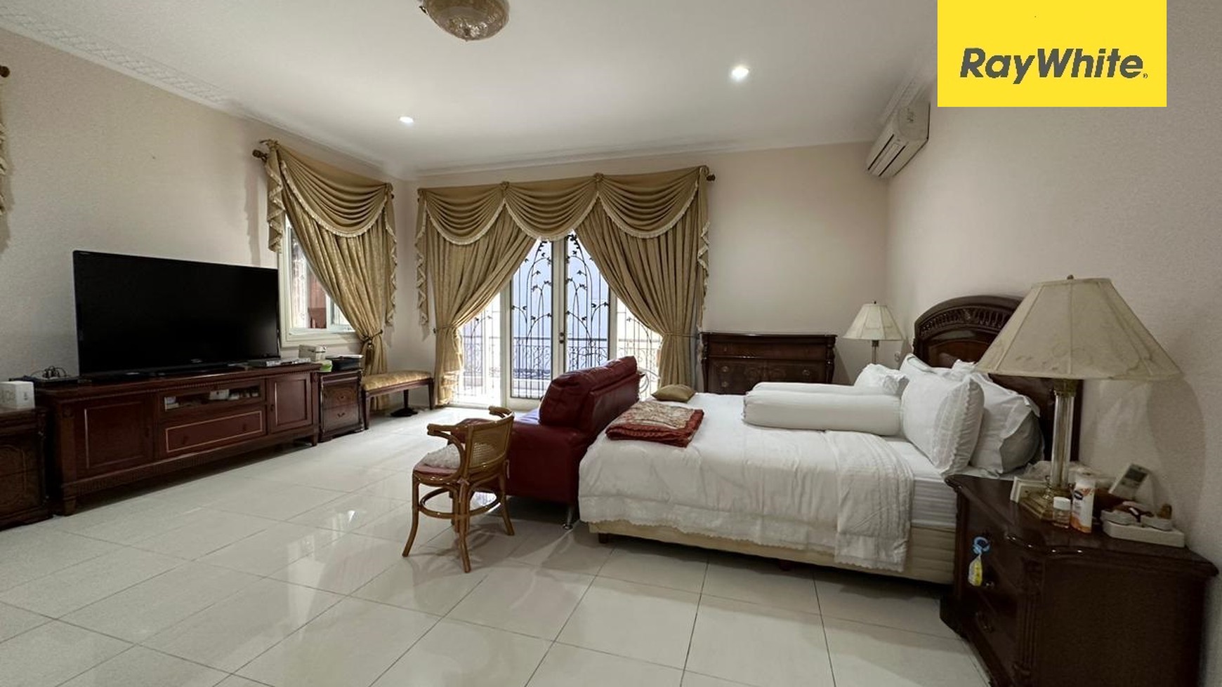 Rumah Dijual Graha Family Surabaya