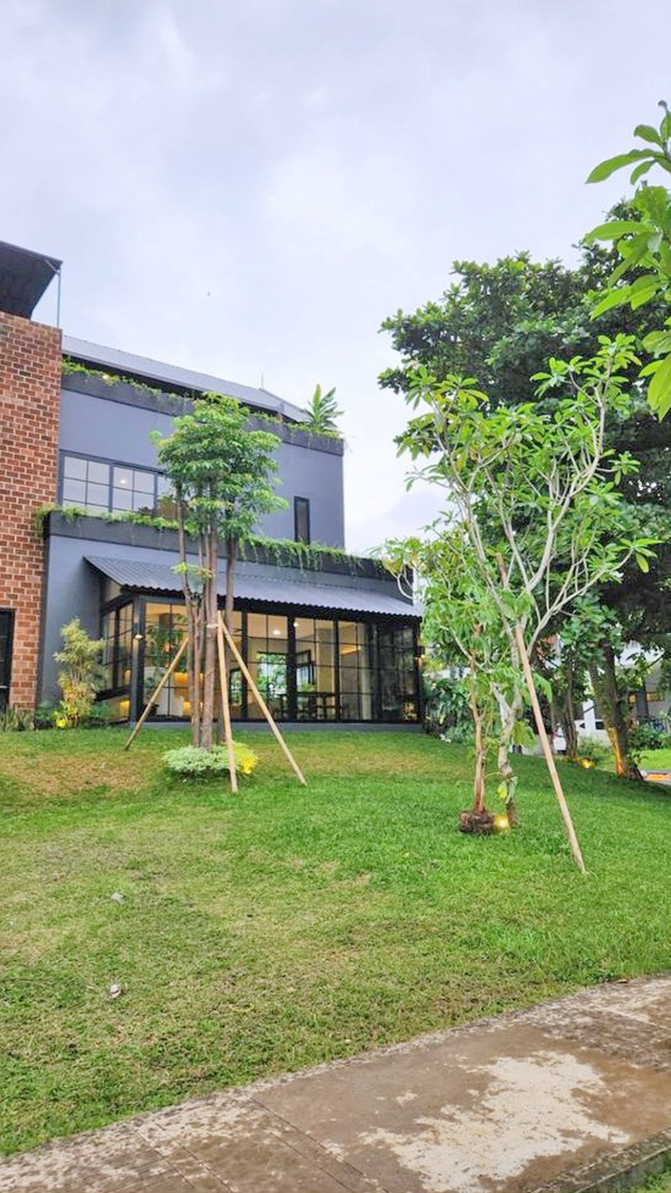 Rumah Modern 3 Lantai di Delatinos BSD City