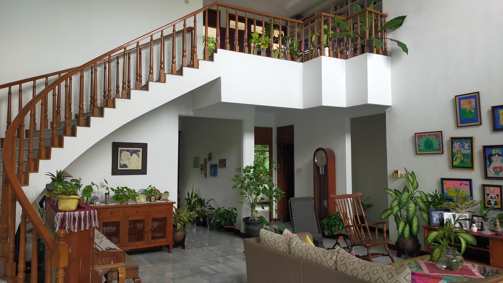 Rumah Klasik Asri dan Nyaman Luas Tanah 2585m2 di Area Pejaten Barat