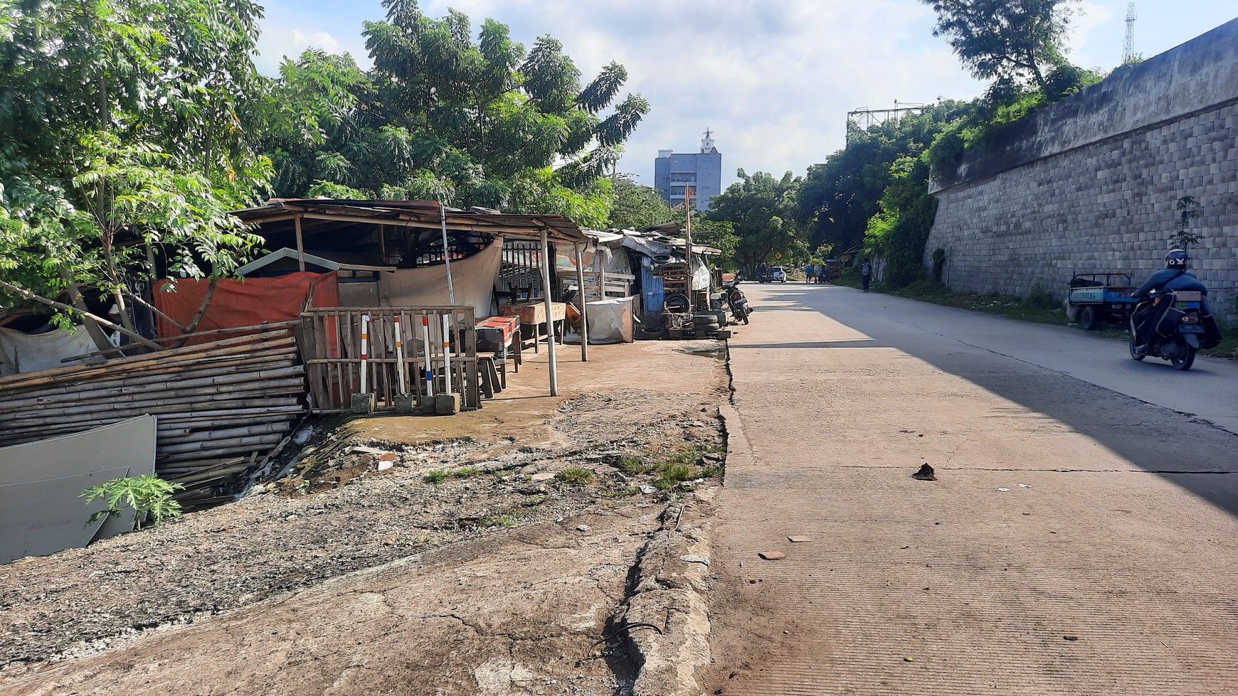 KAVLING PINGGIR JALAN UTAMA DI LOKASI STRATEGIS DI KARAWANG BARAT DEKAT DENGAN PINTU TOL KARAWANG BARAT