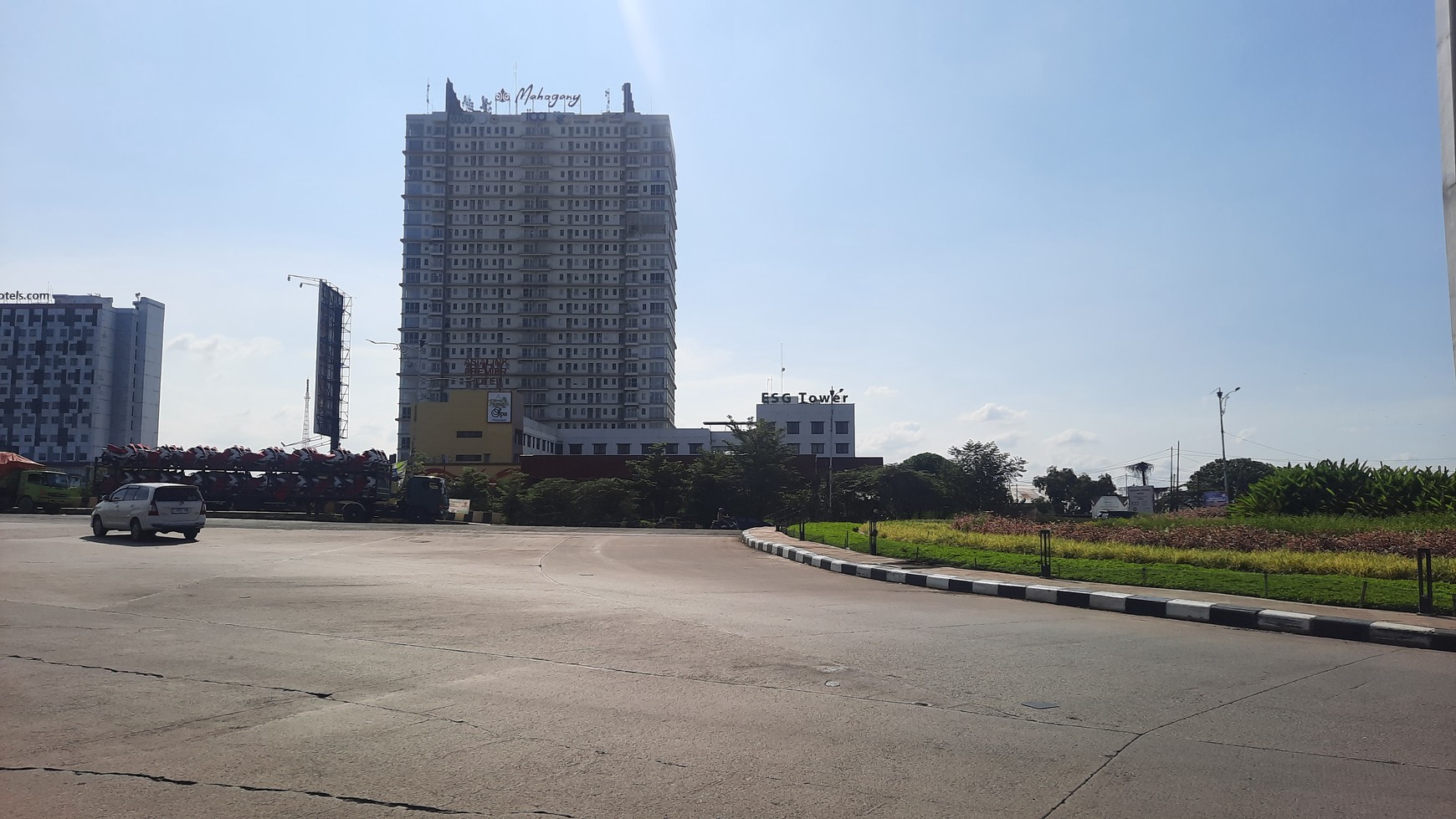 KAVLING PINGGIR JALAN UTAMA DI LOKASI STRATEGIS DI KARAWANG BARAT DEKAT DENGAN PINTU TOL KARAWANG BARAT