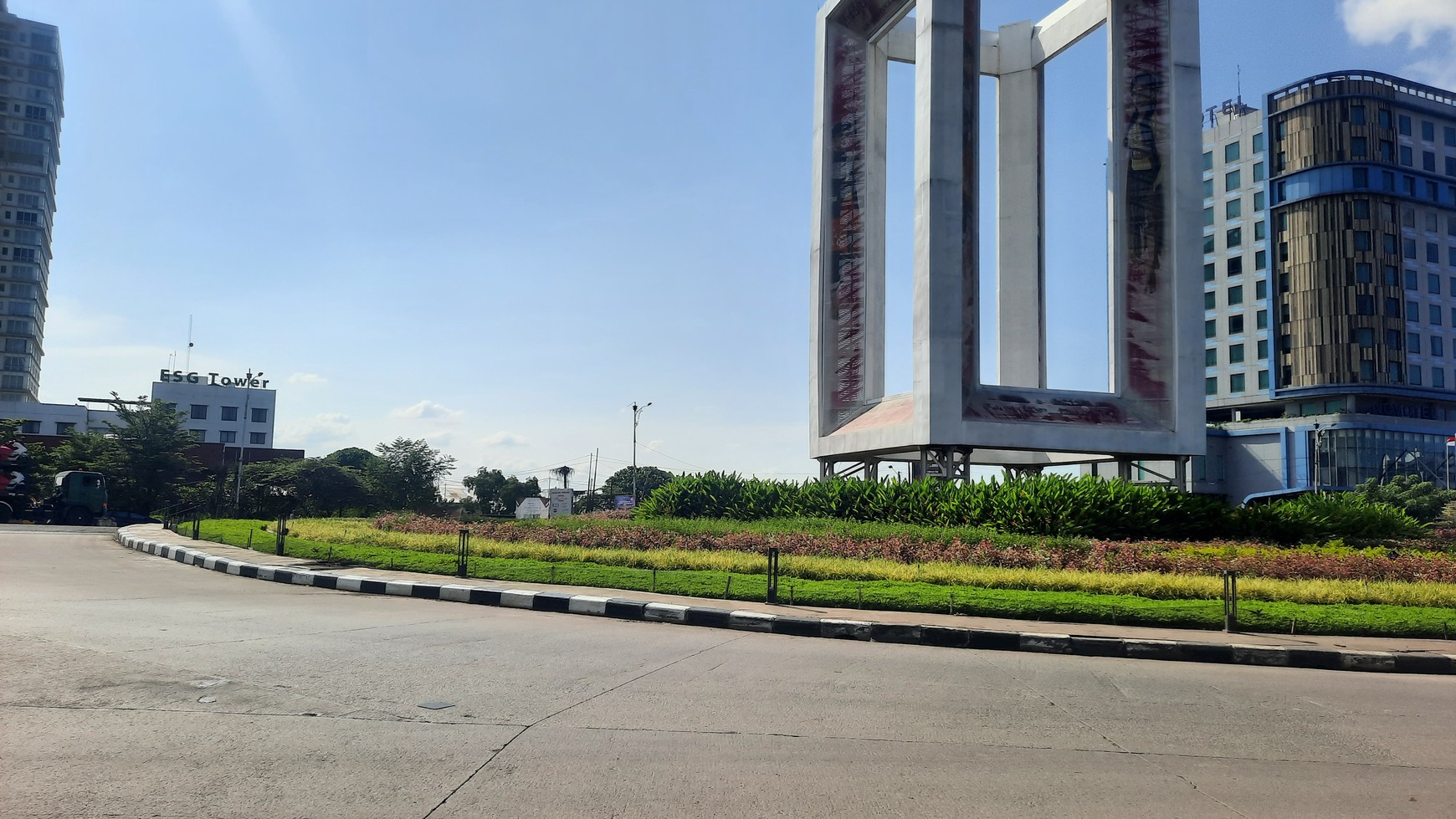 KAVLING PINGGIR JALAN UTAMA DI LOKASI STRATEGIS DI KARAWANG BARAT DEKAT DENGAN PINTU TOL KARAWANG BARAT