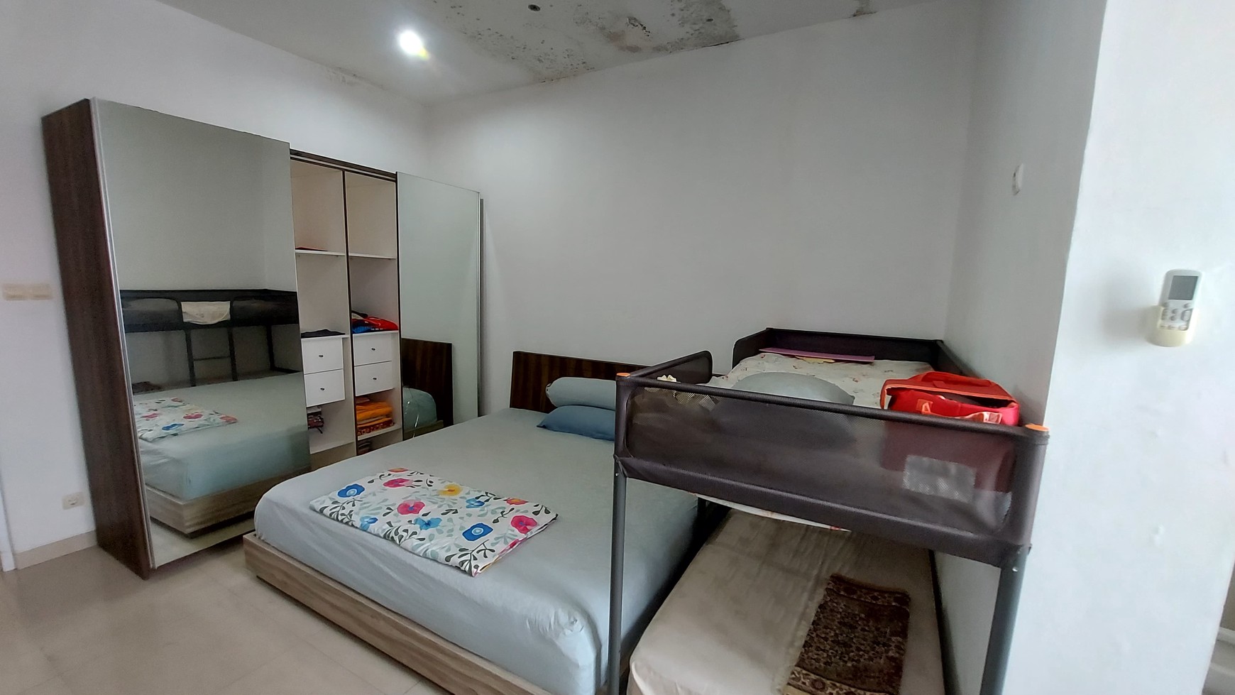 Dijual Cepat Rumah 3 Lantai Semi Furnished di Komplek Mega Cinere