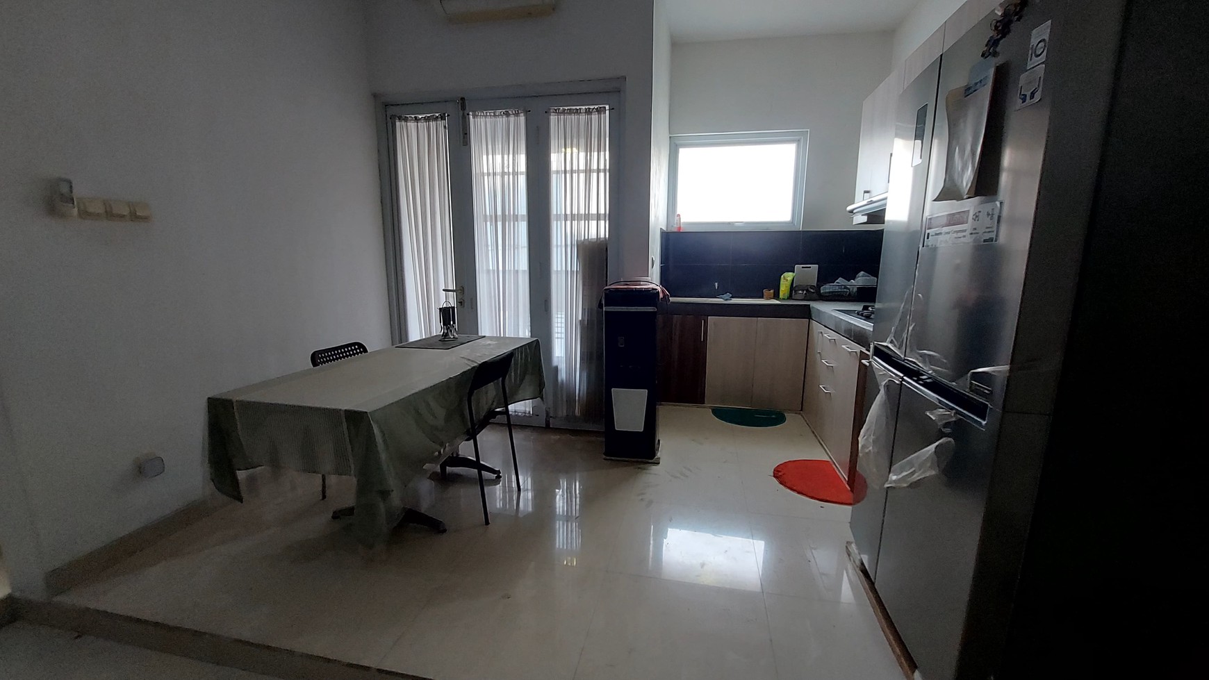 Dijual Cepat Rumah 3 Lantai Semi Furnished di Komplek Mega Cinere